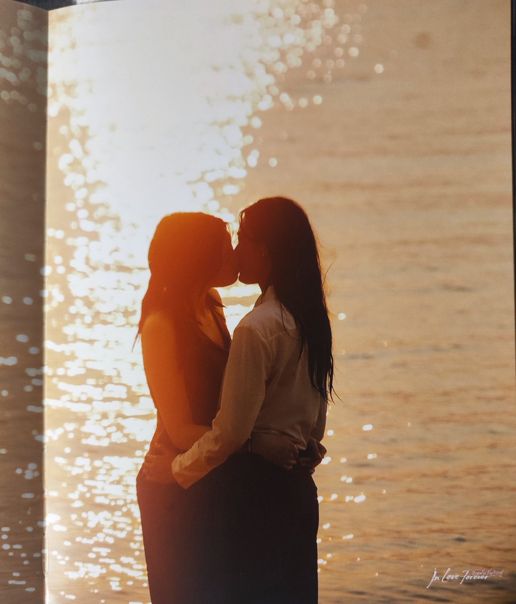 dasein_ravi's tweet photo. ในฟตบ.คือซีนจูบเยอะมาก กว่าจะดูรูปจนครบจั๋นเกือบสิ้น พี่ตากล้องถ่ายมู้ดดีทั้งเล่มเลย ชอบมากก https://t.co/KKydqfy61Y