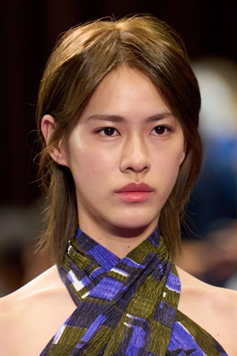 GMMTV's tweet photo. “เอมี่ ทสร” เข้าร่วมแฟชั่นโชว์ Miu Miu Spring/Summer 2027 ณ กรุงปารีส ประเทศฝรั่งเศส เมื่อวันที่ 4 ตุลาคมที่ผ่านมา ในฐานะนางแบบของ Miu Miu ที่นำเสนอลุคชุดเดรสคล้องคอลายตารางพร้อมด้วยรายละเอียดเลื่อมงามปักประดับ จับคู่เข้ากับรองเท้าสนีกเกอร์ ถ่ายทอดความเป็น Miu Miu ได้อย่างลงตัว

#MiuMiu #MiuMiuSS27 @MIUMIUofficial 
#Emiamily @emiamily 
#GMMTV