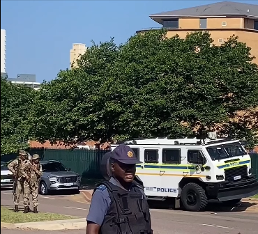 cbdoilRSA's tweet photo. Amasosha namaphoyisa Ethekwini 

Soldiers and police in Durban 

#KeepEkurhuleniClean  #Ekurhuleni #CoEWorks #Ubuntu #WeAreOne #ekurhuleni #CityOfPeace #eastrand #boksburg #southafrica #southafricanews #crimewatc #sportsnews #healthiswealth https://t.co/z3LYGb05Ou