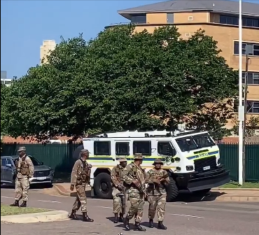 cbdoilRSA's tweet photo. Amasosha namaphoyisa Ethekwini 

Soldiers and police in Durban 

#KeepEkurhuleniClean  #Ekurhuleni #CoEWorks #Ubuntu #WeAreOne #ekurhuleni #CityOfPeace #eastrand #boksburg #southafrica #southafricanews #crimewatc #sportsnews #healthiswealth https://t.co/z3LYGb05Ou
