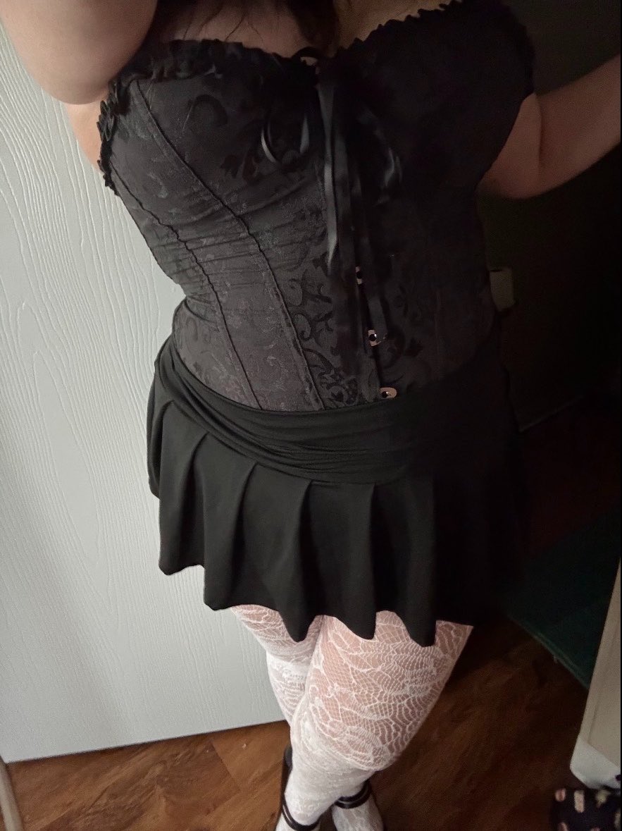 starriebaby3's tweet photo. intro for #nsfwtwt 
hiii i’m new to posting on here so intro? 

•20
•bisexual
•very real 
•aries
•curvy
•faceless for now
•into lots of kinks, text me if you wanna know! there’s a lot to list
•dms are open 🖤 https://t.co/Jnqm5MQamt