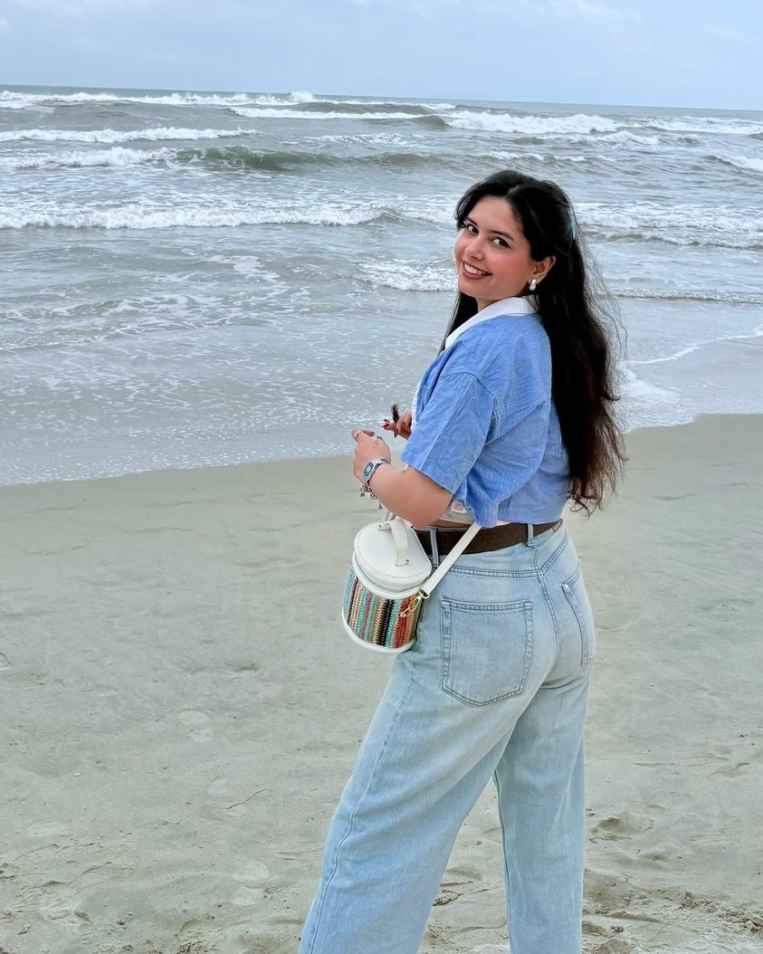 Aartisharma151's tweet photo. Sea breeze, effortless elegance, and a little mystery 🌊✨ If happiness had a view, wouldn’t it look like this? 💙

Tell me, what’s your kind of escape  the mountains or the ocean? 🌴
#NatureAndMe 🌅 https://t.co/7Y6j4DfxHt