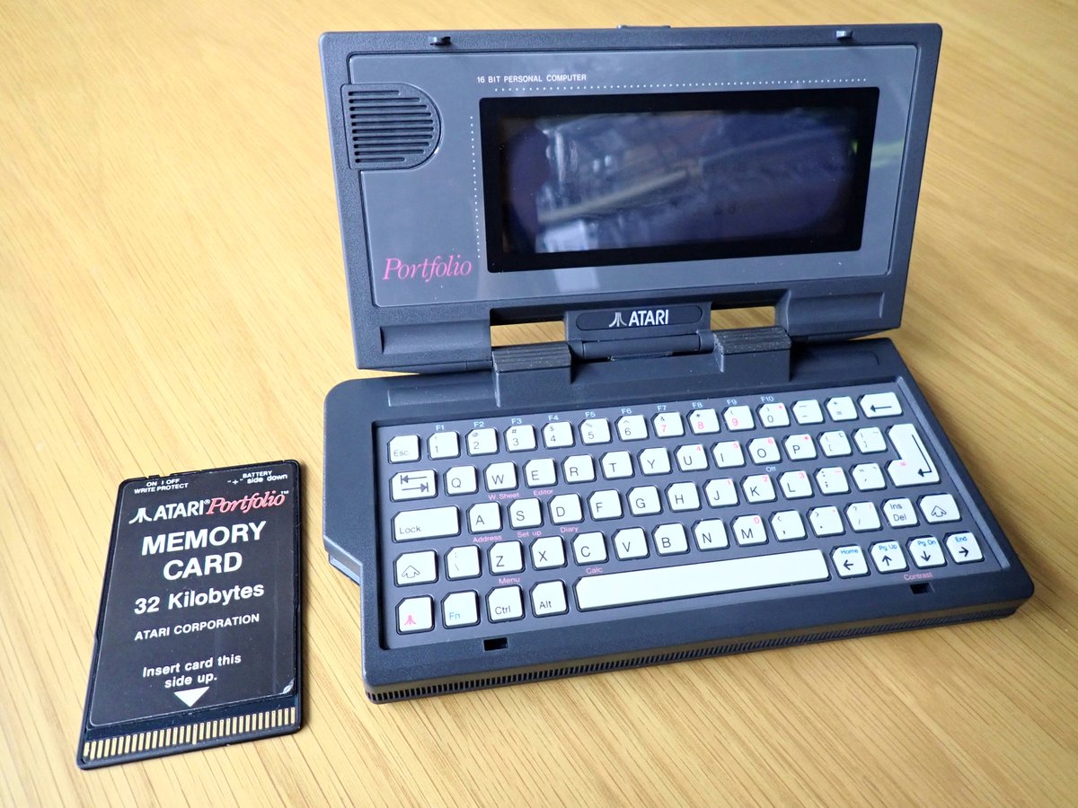 Dream_Library_'s tweet photo. 西村洋一 様より1989年にATARI社から発売された初のIBM PC互換パームトップコンピュータ「Atari Portfolio」を寄贈いただきました。
貴重なパームトップコンピュータを寄贈いただき感謝いたします。
1990年当時の日本では、あまり見かけなったパームトップコンピュータで、ARARI社のロゴと相まって、今見ても新鮮なイメージを持ちます。

本機は、ATARI社のオリジナル開発品ではなく、イングランドを拠点とする Distributed Information Processing社からのライセンス品です。

Intel 80C88(4.9152MHz)を搭載、MS-DOS互換の「DIP DOS 2.11」が動作します。

256KByteのROM(OSや内蔵アプリを格納)と、128KByteのRAM(システム用、及び、Cドライブとして使用)を備えています。

内蔵アプリケーションは、テキストエディタ、表計算(Lotus 1-2-3 互換)、電話帳、スケジューラが搭載されていました。

表示画面は、 バックライト無しのモノクロ液晶(240×64ピクセル、40文字×8行)です。

「Atari Portfolio」の右側面には拡張ポートがあり、パラレル、シリアル、MIDI 拡張モジュールを接続出来ます。

左側面には取り外し可能なメモリ用の拡張カードスロットも在りますが、規格化される前なのでPCMCIAとは互換性が有りません。

拡張カードにはチェスゲーム、ファイル管理、資産管理などのプログラムが収められていました。

写真のモデルには「ATARI Portfolio」純正のメモリーカード、容量:32KByteが、拡張カードとして実装されていました。

ATARI社のロゴとマークが在るメモリカードは、何か楽しそうに見えてしまいます。

1989年の発売当時のアメリカでの販売価格は、399.95ドルで、同程度の他メーカー機種より大幅に低価格でした。

寄贈者の西村洋一 様は、ビジコン社、コモドール社、アタリ社にて電卓やマイコン製品の開発に関われていたお方です。

歴史的機材、資料をお持ちの方へお願いです。
多くの方に役立ちますので、
私蔵・処分以外の第三の選択として寄贈のご検討をお願いします。
重複、不動品でも役立ちます。寄贈をお願いします。

寄贈可能な機材や本をお持ちの方は、マイコン博物館の予約フォームの「通信欄」に「予約ではなく寄贈連絡」と表記して、寄贈内容をご記入いただき送信願います。
DMは受信できません。