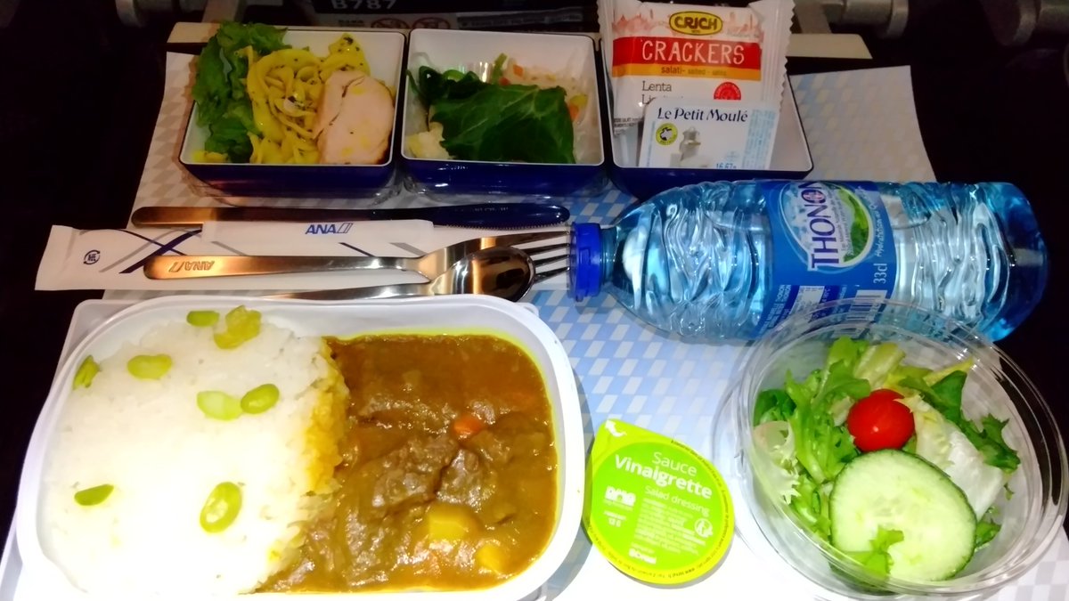 bal_a_versaille's tweet photo. 19:20🛫だけど、心配性なので12時頃ホテルに戻り、空港へ。早く着いたけど、16:20からチェックイン手続き開始。
日本から来る✈️が遅延の為、パリ発も遅延して、結局20:15に🛫

帰りのフライトで頂いた航空グッズ✈️と機内食🍴タオルが可愛い(≧▽≦) https://t.co/9JaA40yiXg