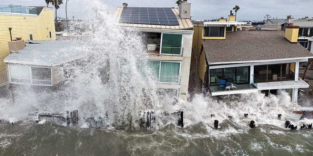 USATODAY's tweet photo. Flooded neighborhoods, battered coastlines and waves breaching protective berms – see the dramatic scenes from Tropical Storm Rachel across Southern California. Click the link below to see all of the photos ⬇️

📸 Mario Tama, Getty Images https://t.co/zMtcRd3cl8 https://t.co/5h6e9U8hG7