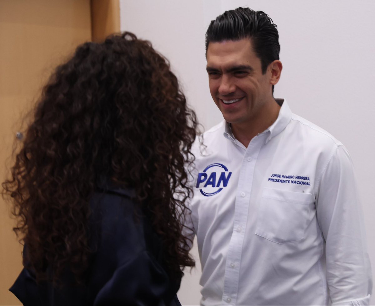 AccionNacional's tweet photo. ¡Defender el turismo es proteger el futuro de miles de familias mexicanas! 🇲🇽

En Quintana Roo, nuestro presidente nacional, @JorgeRoHe, junto a @eLiasLixa, coordinador de @diputadospan, la senadora @MayuliMtzSimon, y el diputado federal @ErnestoSR_MX, sostuvo un encuentro con representantes de cámaras empresariales y del sector hotelero para escuchar las preocupaciones ante el incremento al Derecho de No Residente (DNR) y sus posibles efectos en la competitividad turística.

Desde Acción Nacional nos pronunciamos en contra de este incremento y reiteramos nuestro compromiso de impulsar alternativas que fortalezcan el turismo, protejan los empleos y generen mayores oportunidades de desarrollo para las familias.

#DefendamosMéxico