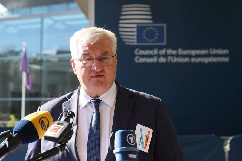 uatv_es's tweet photo. ⚡️ Ucrania presentó a la UE una lista con otros 10 oligarcas rusos para ser incluidos en la lista de sanciones

Según el ministro, Ucrania continúa trabajando para intensificar la presión mediante sanciones contra Rusia.

#UATVEspañol https://t.co/UhECpf7qse