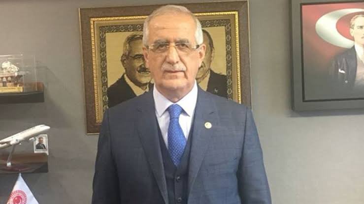OdakTV1's tweet photo. AK Parti Milletvekili Muhammet Müfit Aydın:

“Başörtüsünden dolayı okul kapısından geri çevrilen bu kızcağızın yaşadıkları vicdanınızı sızlatmıyor mu?

Azerbaycan, kardeşliğin gereğini yapmalı ve bu uygulamaya derhâl son vermelidir!” https://t.co/XtGyxtdui5