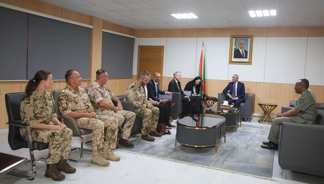 agelMauritania's tweet photo. زار وفد عسكري من وزارة الدفاع الألمانية موريتانيا اليوم الاثنين لبحث التعاون الثنائي في مجال الصحة العسكرية وتبادل الخبرات بين البلدين. https://t.co/3HHpbfMqEt
