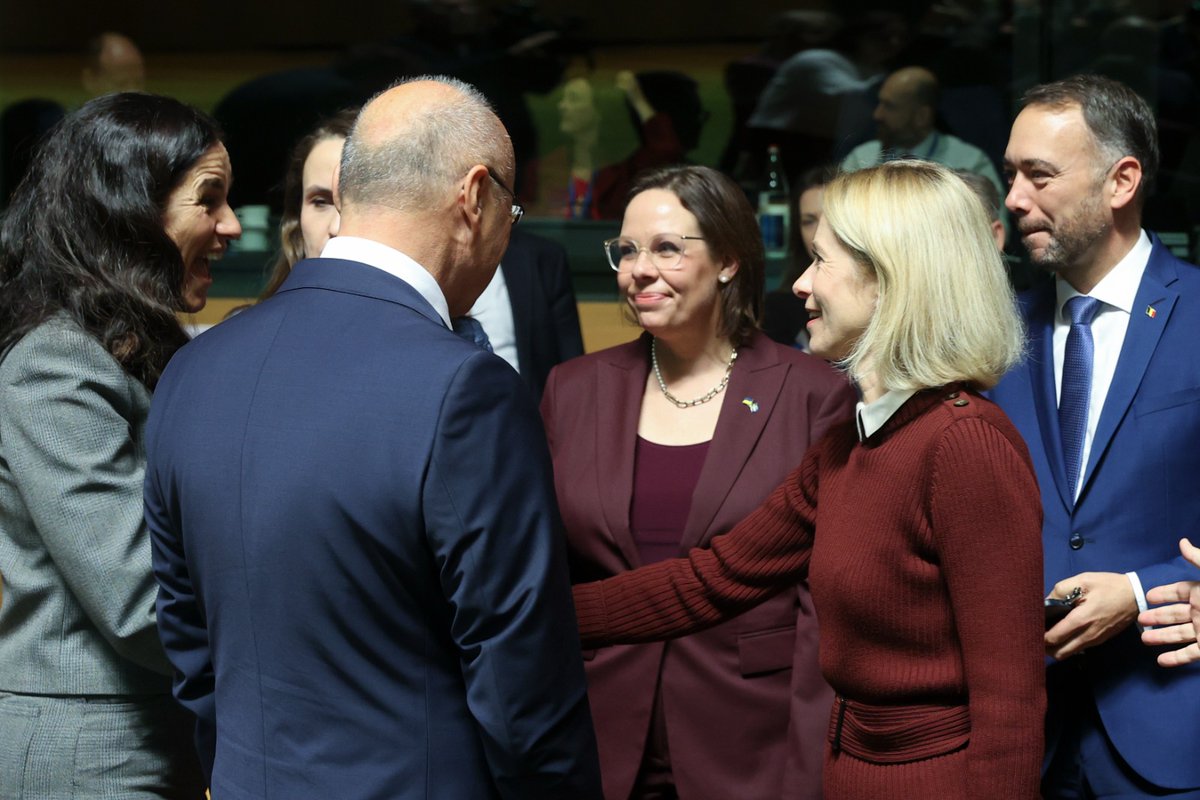 EUCouncilPress's tweet photo. Today at #FAC, 🇪🇺 foreign ministers discussed:

➡️Russia's war against Ukraine and hybrid campaign, including an informal exchange with FM @andrii_sybiha

➡️situation in the Middle East

➡️security impact of an enlarged EU

Read the main results 👇
https://t.co/yDlZ5fDPOl https://t.co/pLcEUpyEFx
