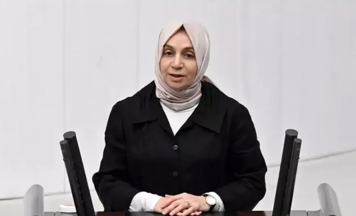 Taha_Sivas_5858's tweet photo. 🇹🇷 AK Parti Grup Başkanvekili Dr. Leyla Şahin Usta

Azerbaycan'ın Başörtüsü Yasağı 
hakkında 

Azerbaycan umarız bu yanlıştan bir an önce döner. 

Günümüz dünyasına yakışmayan içimizi burkan görüntüler... https://t.co/296YoeTR5V