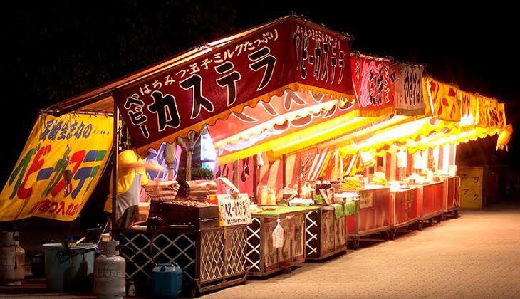 eienshinyaZTMY's tweet photo. 最近って祭りの屋台の幕にAI使ってるの多いけど
あれほんと嫌いなんだよね
なぜかめちゃくちゃ気持ち悪く感じるのよね
やっぱりさ、人間が作った味のある幕が良いよね、ちょっと年季が入って汚ねぇなみたいなさ
縁に金のピラピラがまた良いのよ https://t.co/ePMhcgQ1Vp