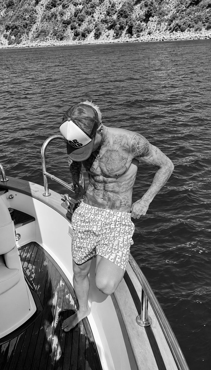 THROUGHIED's tweet photo. ‘update’: #LECLERC hoje nesse feriadão vim curtir um pouco na praia. Sou quase um peixinho tatuado. https://t.co/jh0PlMwuKH