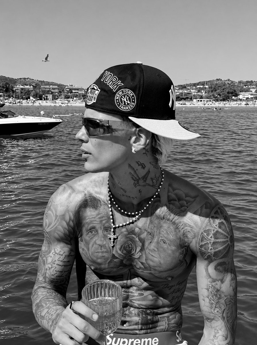 THROUGHIED's tweet photo. ‘update’: #LECLERC hoje nesse feriadão vim curtir um pouco na praia. Sou quase um peixinho tatuado. https://t.co/jh0PlMwuKH