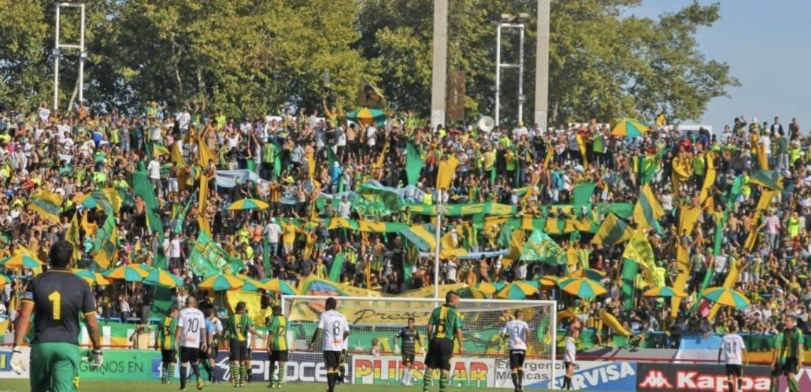 0800aldosivi's tweet photo. Que BANDA supimos tener, 10 tirantes 1 O 2 banderas que cruzan todos los tirantes y banderas de palo, nada mas, ahora parece una villa de tantas banderas https://t.co/m5INOE4DIl