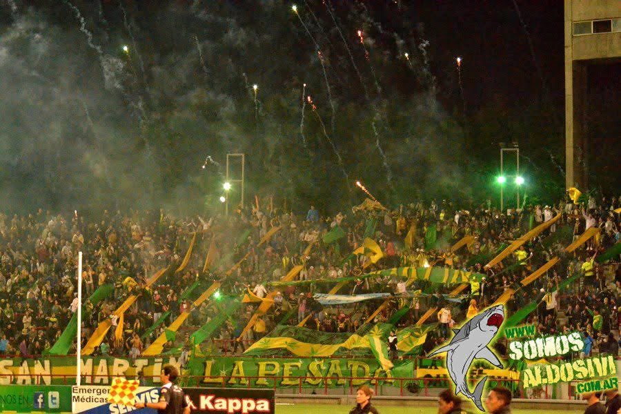 0800aldosivi's tweet photo. Que BANDA supimos tener, 10 tirantes 1 O 2 banderas que cruzan todos los tirantes y banderas de palo, nada mas, ahora parece una villa de tantas banderas https://t.co/m5INOE4DIl