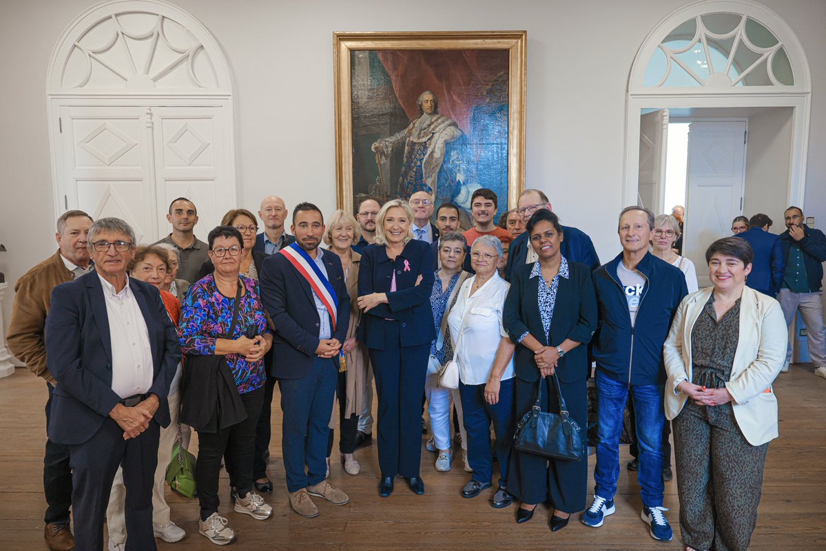 MLP_officiel's tweet photo. Merci à @RLZ82 et à son équipe municipale pour leur accueil.

À Moissac, il est un maire estimé de ses habitants. Les résultats qu’il a obtenus aux dernières élections municipales démontrent que le bon sens et le respect des engagements pris devant les électeurs sont souvent la clé de la réussite.