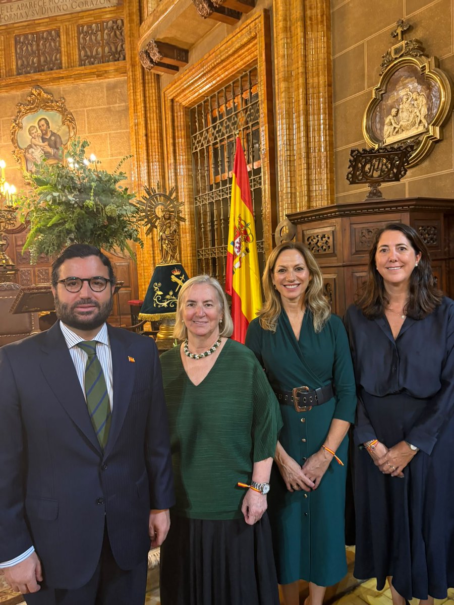 mpasper's tweet photo. Feliz día de la Hispanidad. He tenido el honor de acompañar a la Guardia Civil en el día de su patrona, la Virgen del Pilar, junto a nuestra Diputada Nacional @rromerovilches y al Secretario General de desregulación @AguadoPe. Viva España! https://t.co/aQijls55gz
