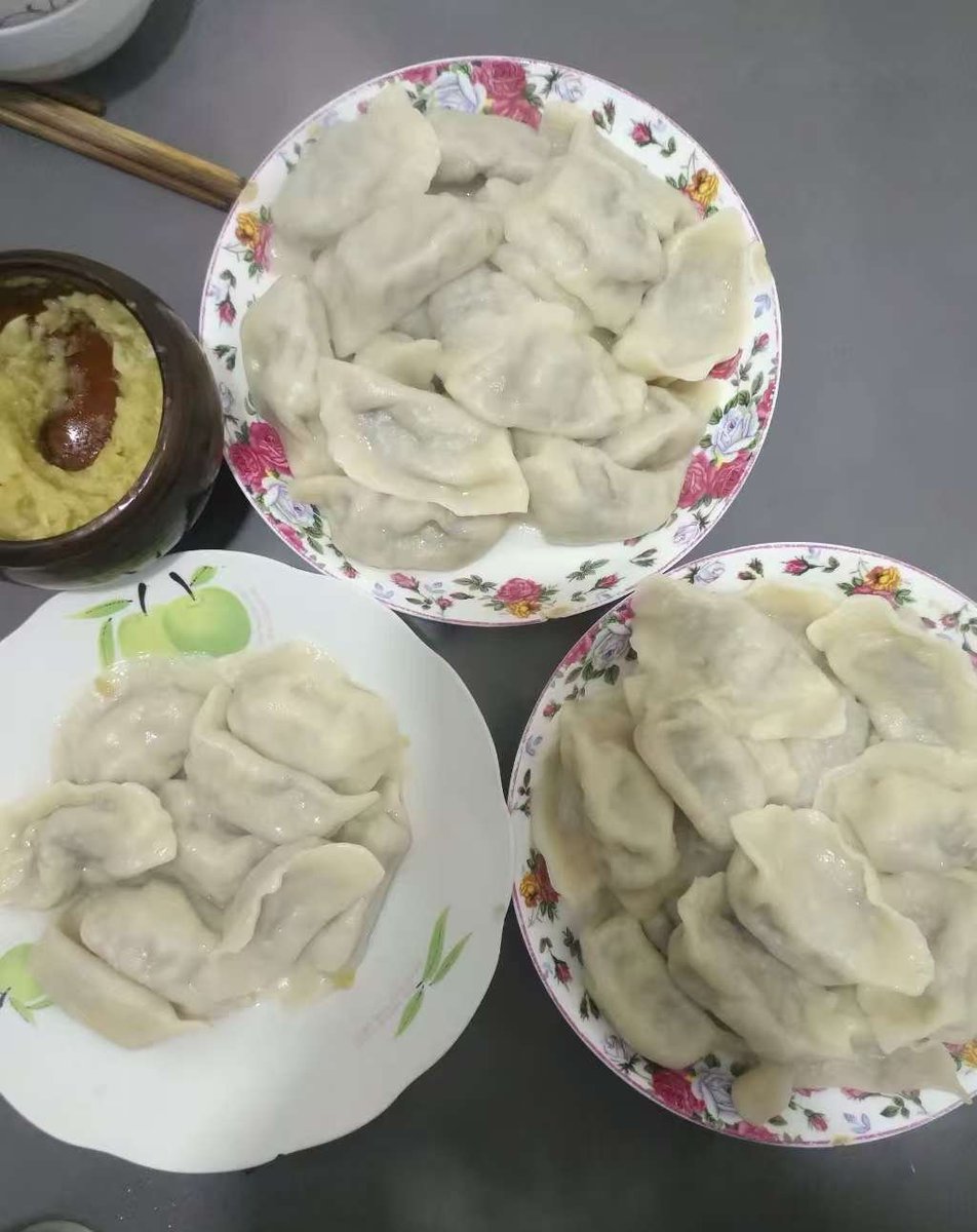 PYM860823's tweet photo. [今日の食卓、塩気の効いた漳州製の餃子を食べた。カットした断面からも旨味が溢れてる！] https://t.co/bEHtuTm950