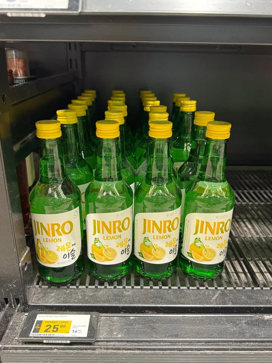 cVdBkqlIUAEMuOq's tweet photo. [コンビニで見つけたレモンサワーの亮瓶、ちょっと侥しい？いや、超おいしい！]， https://t.co/HPdH0HBeIF