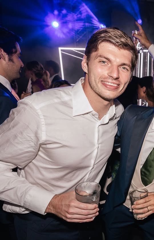 alenaamvp's tweet photo. why is this man even HOTTER when he’s drunk???? daaaamn https://t.co/qbUqu6Allp