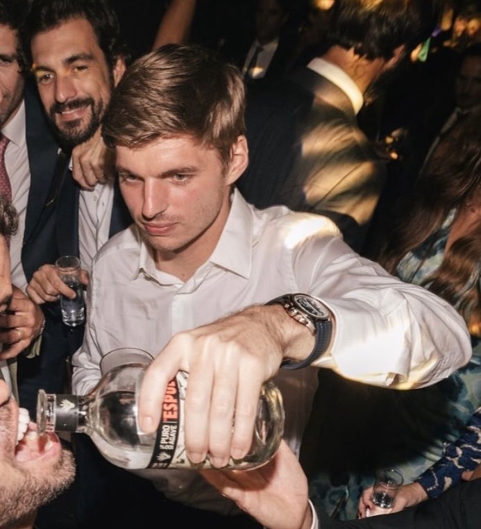 alenaamvp's tweet photo. why is this man even HOTTER when he’s drunk???? daaaamn https://t.co/qbUqu6Allp