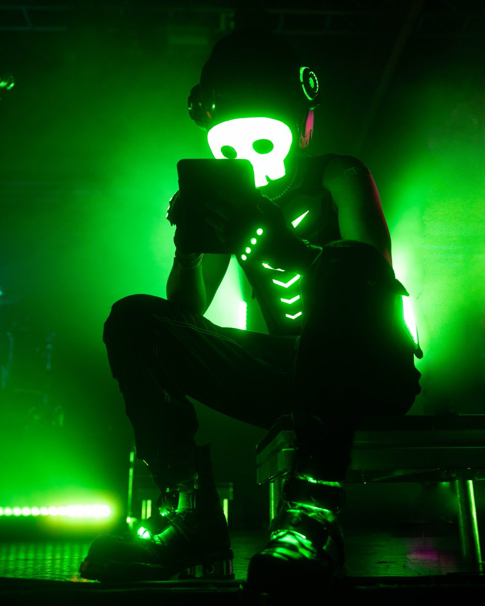 LivingTombstone's tweet photo. Once again on his phone when he SHOULD be performing... https://t.co/Sr54o8aFM7