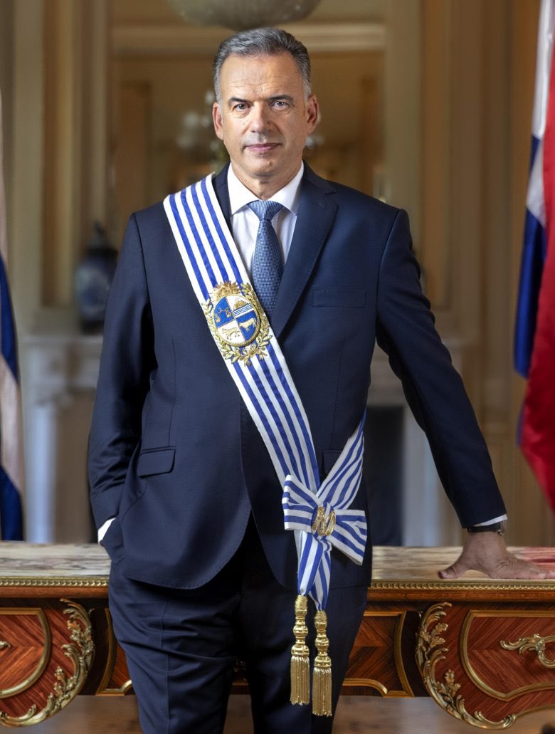 fabiandicosta's tweet photo. Uruguay acaba de soltar la bomba y no se anduvo con rodeos:
“NO vamos a retomar relaciones con Venezuela porque Delcy es tan ilegítima como Maduro”.
Así de claro. Así de contundente.
No hay “diálogo”, no hay “transición cosmética”, no hay maquillaje. El régimen sigue siendo el mismo: el de Maduro, el de Delcy, el de los que se aferran al poder mientras el pueblo venezolano sigue secuestrado.
Uruguay puso el ejemplo. Ojalá otros dejen de jugar a la diplomacia tibia y empiecen a llamar las cosas por su nombre.