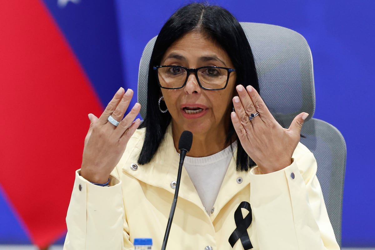 fabiandicosta's tweet photo. Uruguay acaba de soltar la bomba y no se anduvo con rodeos:
“NO vamos a retomar relaciones con Venezuela porque Delcy es tan ilegítima como Maduro”.
Así de claro. Así de contundente.
No hay “diálogo”, no hay “transición cosmética”, no hay maquillaje. El régimen sigue siendo el mismo: el de Maduro, el de Delcy, el de los que se aferran al poder mientras el pueblo venezolano sigue secuestrado.
Uruguay puso el ejemplo. Ojalá otros dejen de jugar a la diplomacia tibia y empiecen a llamar las cosas por su nombre.