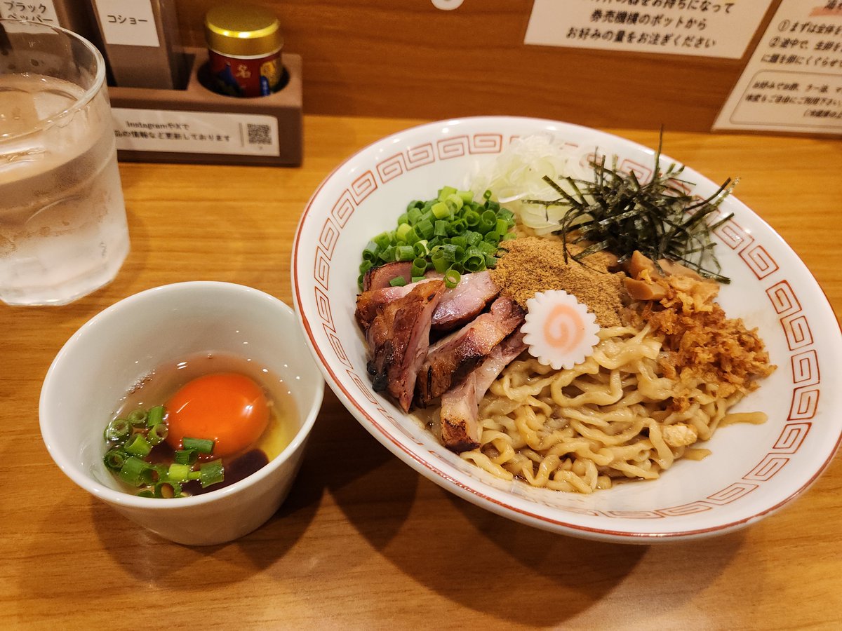 RonHi7's tweet photo. しののめヌードル
油そば+ササミフライ丼

祝日お務めのご褒美ってことでしののめヌードル。
油そばはお酢と胡椒多めが好き。
混ぜ具合にムラがある方が美味しい気がする。
ササミフライ丼は柚子胡椒とマヨが添えてあり、特にご飯に敷かれている海苔の佃煮が美味しい。 https://t.co/NLCbbHwAGT