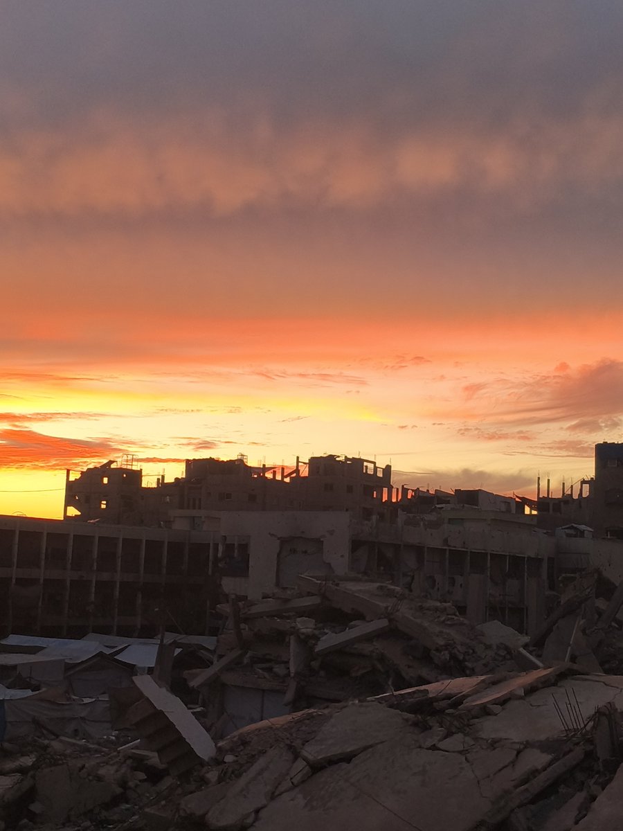 G2a0z2a6's tweet photo. When the Sun Sets Over the Rubble of Gaza… 💔

Orphaned children watch the sunset with broken hearts, missing their fathers' hugs and the safety they once knew.

Please remember the orphans of Gaza. They need our love, support, and prayers. 🥺🤲🏻 https://t.co/8YL1Ma49ic