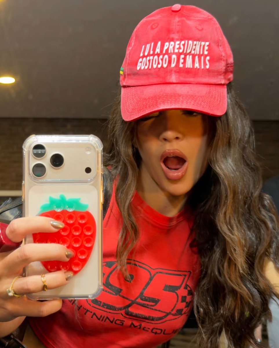 PortalBabados's tweet photo. 🚨Mel Maia posa em nova foto reafirmando seu voto em Lula: “Gostosas com Lula”, usando boné escrito “Lula presidente gostoso DEMAIS!” 🗣️ https://t.co/dnmB2i8mND