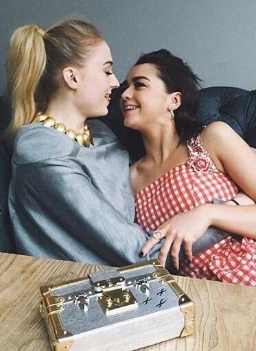 losttwtss's tweet photo. Stark Sisters ( Sophie Turner &amp; Maisie Williams ) In Real Life https://t.co/5ZtEOhWJHM