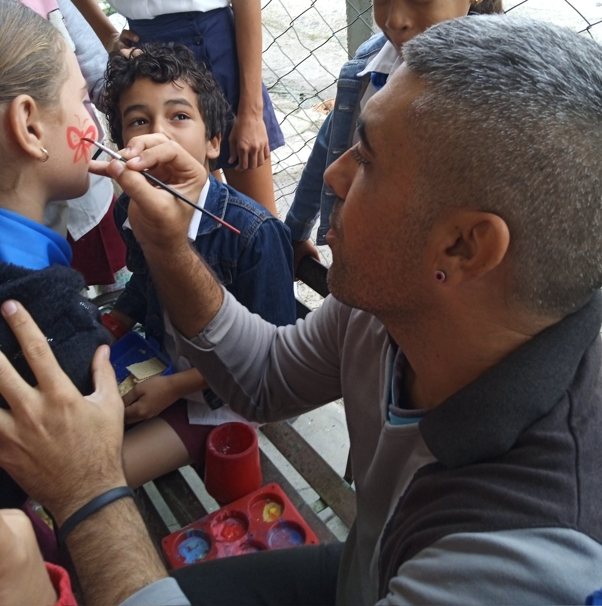 JatDpto's tweet photo. Los talleres de los Instructores de Arte en #Cuba constituyen un dispositivo pedagógico de educación estética: articulan recepción y producción artística para desarrollar sensibilidad, juicio crítico e identidad cultural en las nuevas generaciones.
#SanctiSpíritusEnMarcha https://t.co/9qv3wPKW6z