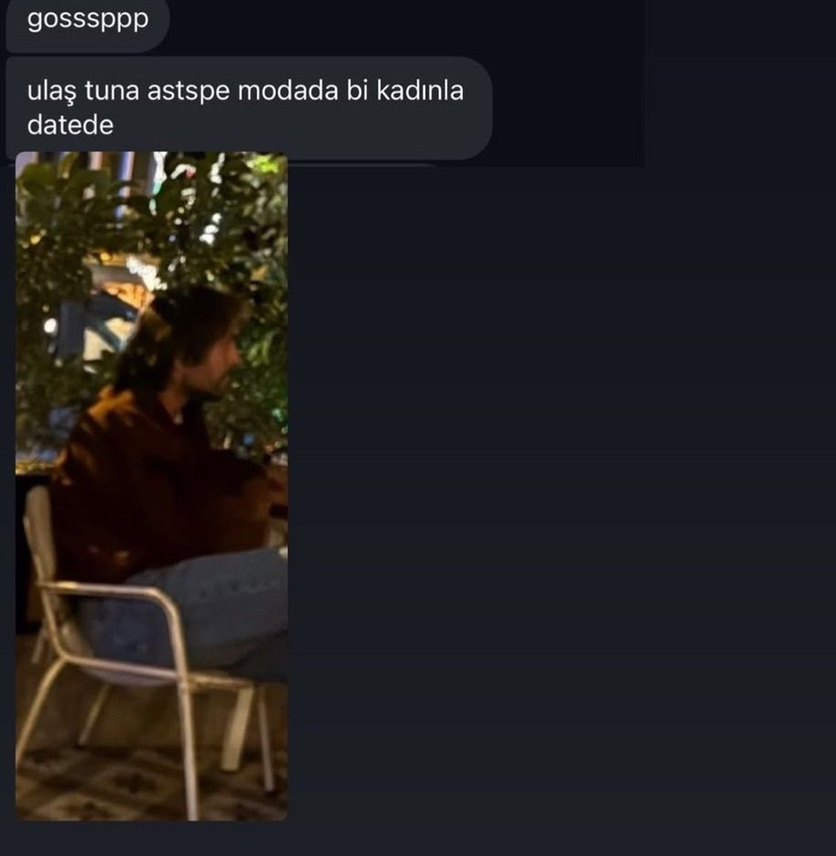 jamessclaire's tweet photo. Birkaç gündür Ulaş ve Deniz hakkında pek çok yazı görüyorum. İkisine özel hayatları yüzünden hakaret edenler ile ikisini oldukça korumacı bir tavırla savunanlar var. Burada herkesin dikkat kesildiği haklı haksız tartışması noktasından ziyade durup kendimize ne kadar zarar verdiğimize dikkat çekmek istiyorum. Ulaş ve Deniz ile aramızda kurduğumuz o fanlık dediğimiz bağa psikolojide “parasosyal ilişki” deniliyor. İlk başlarda zararsız hatta kişiye ilginç faydaları olan bir durum olsa da zamanla kişi bağlandıkça kendine ve/veya bağlandığı kişiye zarar vermeye başlıyor ya da onu ölümüne savunuyor. Sağlıklı olan şey sizi rahatsız eden veya üzen bir durum gerçekleştiğinde  kurduğunuz bu parasosyal ilişkiyi ilgili kişileri koşulsuzca savunmadan veya onlara hakaret etmeden TERK EDEBİLECEK durumda olmanız. Çünkü bu insanlara kaba tabirle ne ekmeğimizi ne de suyumuzu veriyorlar. O yüzden ne Ulaş ne de Deniz için, kim olursa olsun kendinizi sevmeyi bırakmayın. Kendinize iyi bakın. #taşacakbudeniz #DenizBaysal #UlaşTunaAstepe