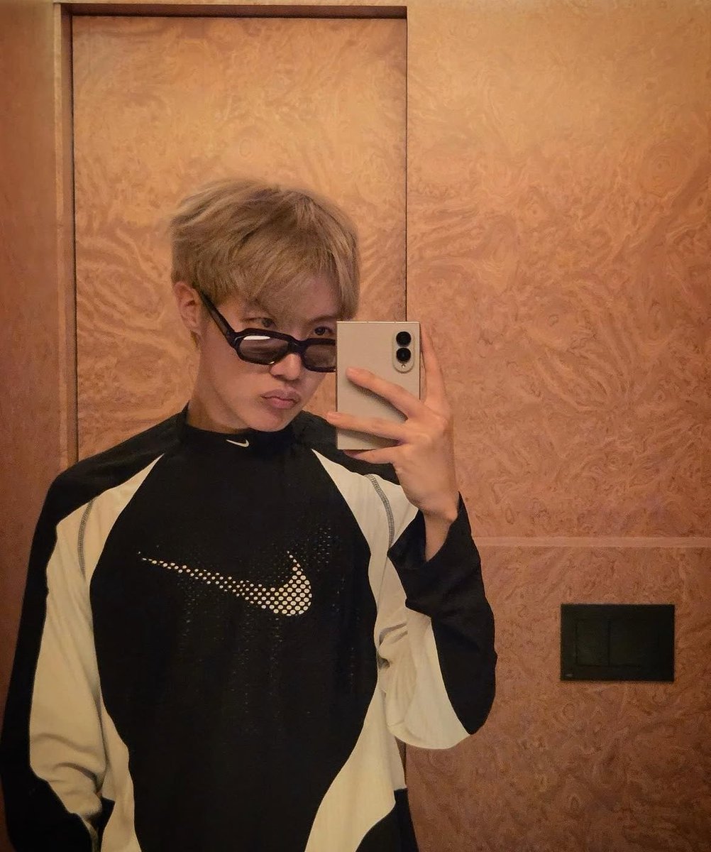 jhopewaist's tweet photo. wow. https://t.co/tWOpGuy7ZA