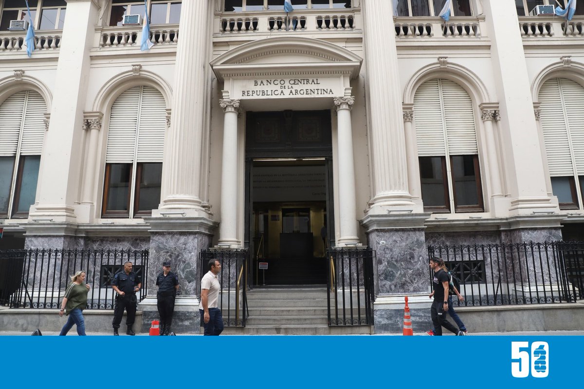 Ambitocom's tweet photo. ABOGADO DENUNCIANTE PIDIÓ DETENER E INDAGAR A LUIS CAPUTO, SANTIAGO BAUSILI Y JUAN CURUTCHET POR LAS OPERACIONES CON EL ORO DEL BANCO CENTRAL | https://t.co/u0cSuZuqem

✍️ Por @Vanepetrillo | El abogado Gregorio Dalbón amplió una denuncia penal contra el ministro de Economía, Luis Caputo; el presidente del Banco Central, Santiago Bausili; y el superintendente de Entidades Financieras y Cambiarias e integrante del directorio de la entidad, Juan Ernesto Curutchet, por las operaciones financieras realizadas con el oro de las reservas durante 2025. Además, solicitó la detención inmediata de los tres funcionarios, al considerar que sus posiciones podrían representar un riesgo para el desarrollo de la investigación.

La presentación se realizó en el marco de la causa en la que se investigan presuntas maniobras de defraudación contra la Administración Pública y abuso de autoridad. Dalbón pidió que los hechos también sean analizados bajo la figura de asociación ilícita, sin perjuicio de otras calificaciones que puedan surgir de las pruebas.