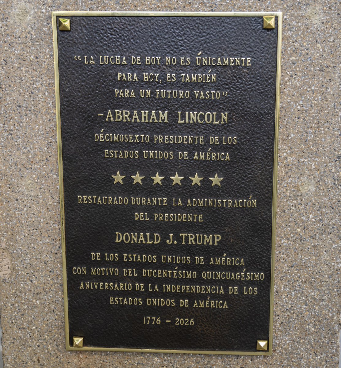 usembassyve's tweet photo. El 9 de octubre reinauguramos la Plaza Lincoln como parte de #Freedom250. Rendimos homenaje al presidente Abraham Lincoln, y a su legado de recuperación económica y prosperidad duradera. Gracias a la @AlcaldiaBaruta y al alcalde @darwingonzalezp por recuperar este espacio público. Seguimos fortaleciendo los lazos entre EE.UU. y Venezuela y avanzando el plan de tres fases de @POTUS y @SecRubio. - JB