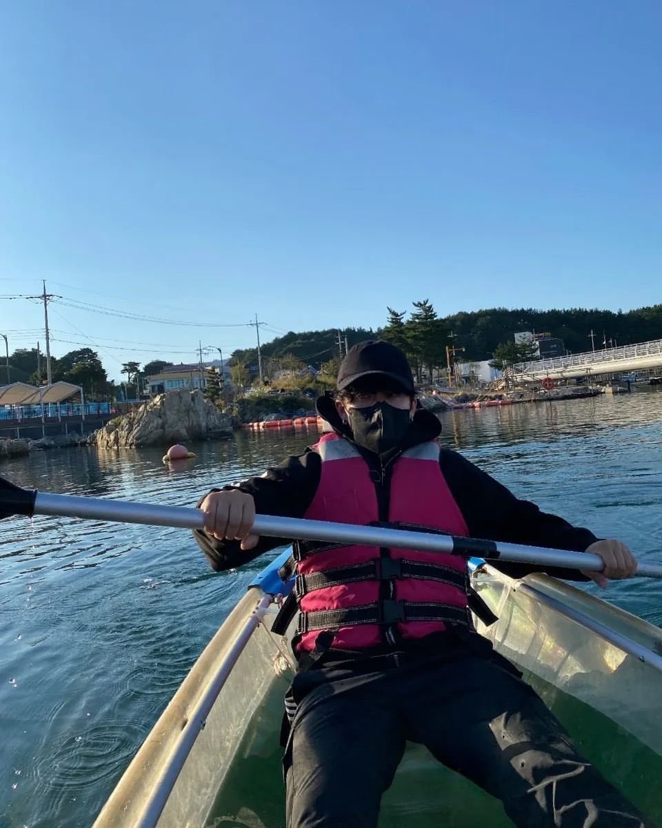 skybound99's tweet photo. changbin in lee know cam https://t.co/2yKb3J0jUM