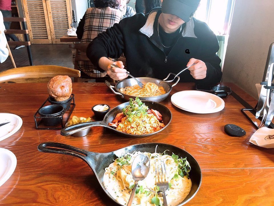 skybound99's tweet photo. changbin in lee know cam https://t.co/2yKb3J0jUM