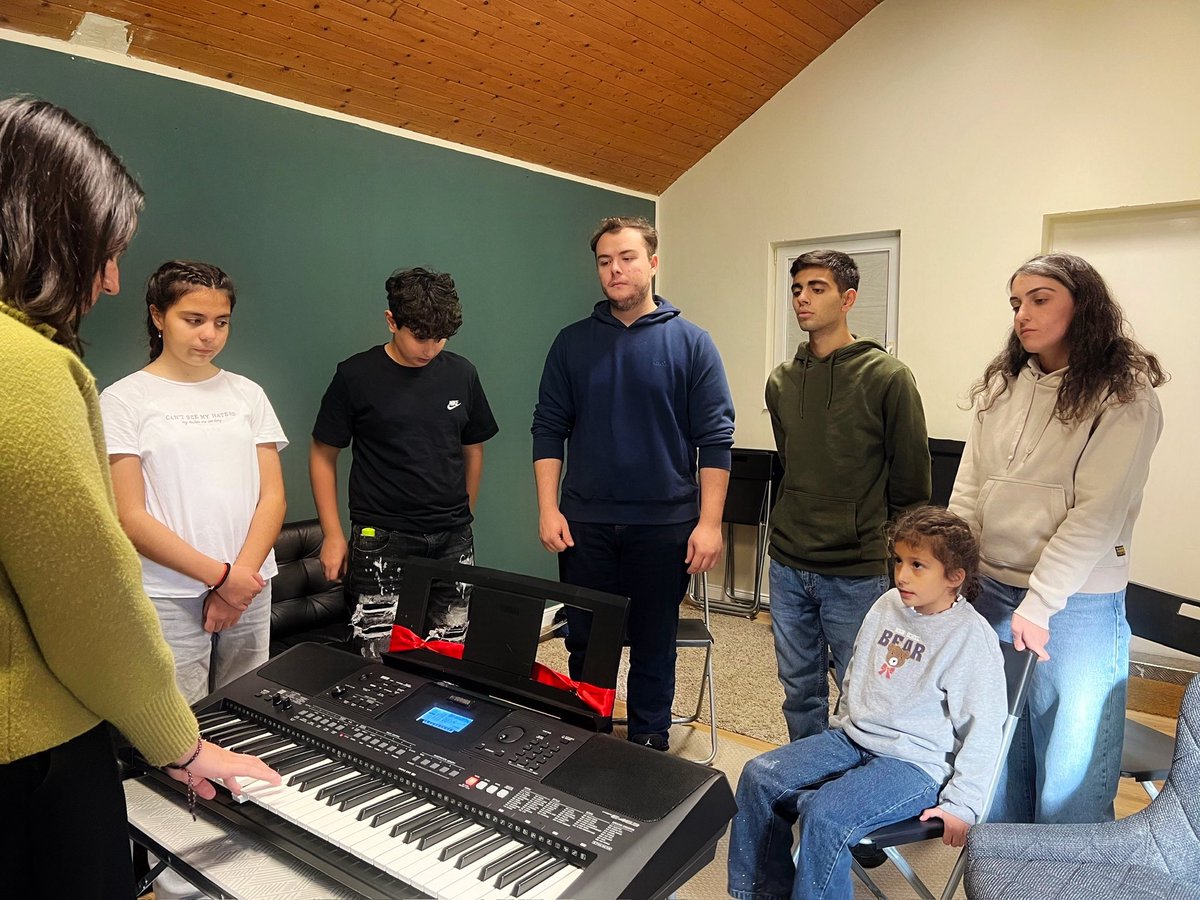 GrupYorum___X__'s tweet photo. Grup Yorum Evi’nde Halk Korosu Çalışmaları Yeniden Başladı! 

11 Ekim tarihinde Almanya’nın Duisburg şehrinde bulunan Grup Yorum Evi’nde bir koro çalışmamızı daha gerçekleştirdik.

#grupyorumhalktırsusturulamaz https://t.co/gwdeYNq62o
