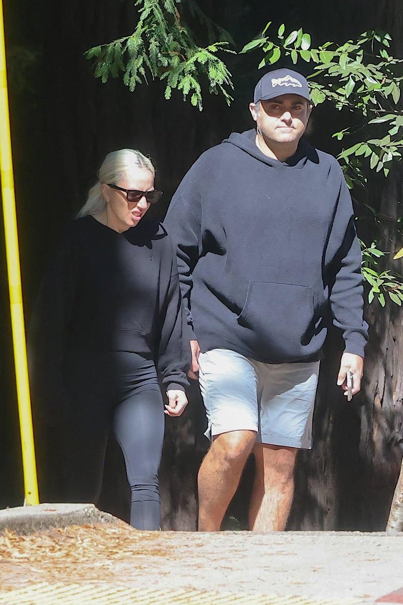 LGMonsterBlog's tweet photo. Lady Gaga junto a Michael Polansky en Mill Valley, California. https://t.co/WdPt2oGSvm