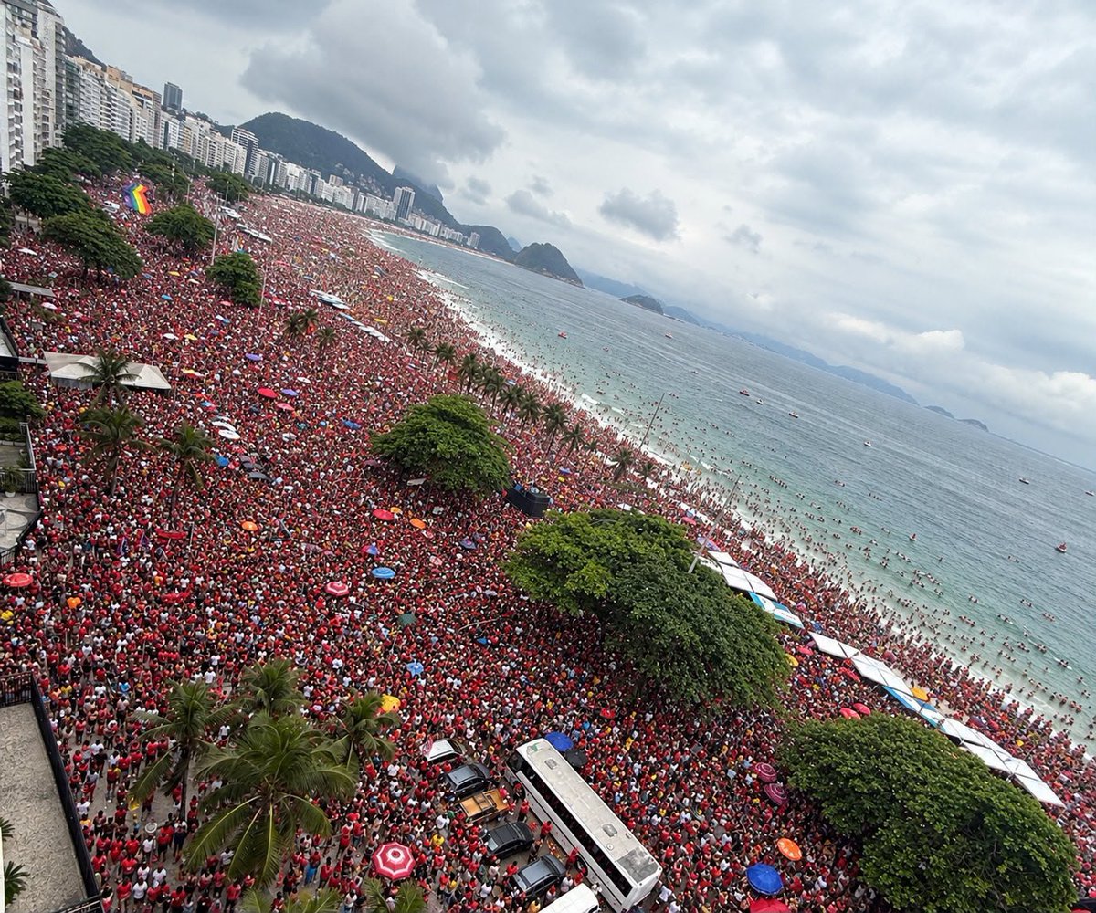 httpsrealitys's tweet photo. Em CHOQUE que Copacabana está lotada igual os shows do Todo Mundo No Rio. LULACABANA SIM! ⭐️ https://t.co/Q1p0lBQAa4