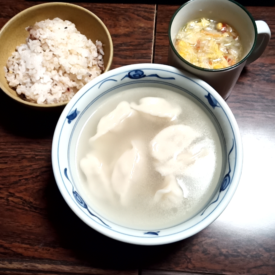 140cDeSolitude's tweet photo. Pour le #dîner, j'ai mangé des #ravioli-s chinois & une #soupe aux #légume-s. https://t.co/gvaEHNob19