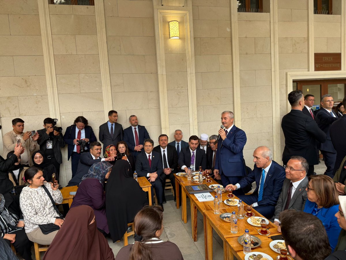 avmehmettiryaki's tweet photo. TBMM Başkanımız Sayın Numan Kurtulmuş, Grup Başkanvekilimiz Sayın Abdulhamit Gül, İl Başkanımız Sayın Fatih Muhaddis Fedaioğlu, milletvekillerimiz, Valimiz Sayın Kemal Çeber, Büyükşehir Belediye Başkanımız Sayın Fatma Şahin, Şahinbey Belediye Başkanımız Sayın Mehmet Tahmazoğlu ve Şehitkamil Belediye Başkan Yardımcımız Sayın Hülya Kılıç ile birlikte Millet Camii’nde düzenlenen hemşehri buluşması ve istişare programına katılım sağladık.

Hemşehrilerimizle bir araya gelerek birlik, beraberlik ve dayanışmamızı güçlendiren bu anlamlı programda, karşılıklı istişarelerde bulunduk.
@NumanKurtulmus 
@abuyukgumus 
@hakanaksu058 
@vahitatalan 
@iekarayel 
@abdulhamitgul 
@EyupOzkececi 
@AliSahin501 
@deryabakbak27 
@mesutbozatli 
@irfancelikaslan 
@BBozgeyik_27 
@2727mmg2727 
@FatmaSahin 
@mtahmazoglu 
@fmfedaioglu 
@AKGMTeskilat
#GönüldenGönüle