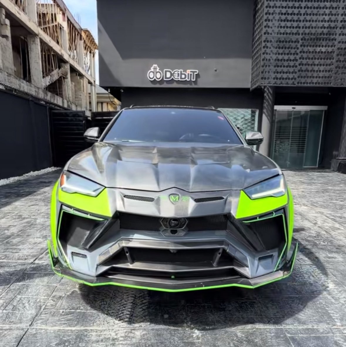 teniolacrnk's tweet photo. Wizkid don teach OGB fake life and converted cars😭😂😂 https://t.co/USZijgRb3U