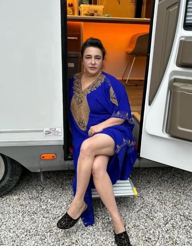 BulvarMagazine's tweet photo. Cihangir Ceyhan, kendisini güzel bulup bulmadığını soran Esra Helvacıoğlu’na verdiği yanıtla şaşırttı: “Tipim değilsin!”

🔹 Esra Helvacıoğlu: “Sence ben tatlı, güzel bir kadın mıyım? Erkek olarak beni nasıl buluyorsun? Doğru söyle bak.”

🔹 Cihangir Ceyhan: “Sen keyifli bir insansın. Seni seviyoruz.”

🔹 Esra: “Çok ayıp! Tip olarak güzel miyim?”

🔹 Cihangir: “Yok, tipim değilsin.”

🔹 Esra: “Allah kahretsin! Senin tipin nasıl?”

🔹 Cihangir: “Ben standart tipleri seviyorum. Senin farklı bir tipin olduğu için alışık değiliz. Sonradan Türkiye’ye gelen eksport meyveler gibisin.”