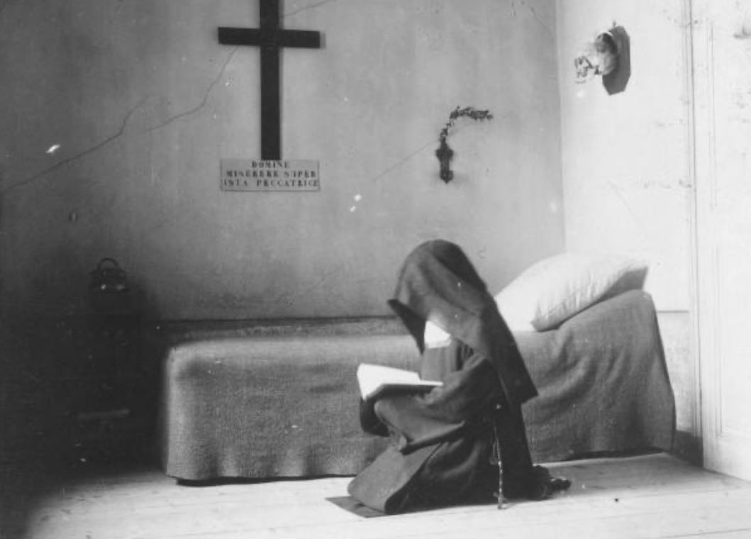rmmrrar's tweet photo. Fotografías de Auguste-Jean Boyer d'Agen en un convento de carmelitas francés c. 1900. https://t.co/PBhhccSlnN
