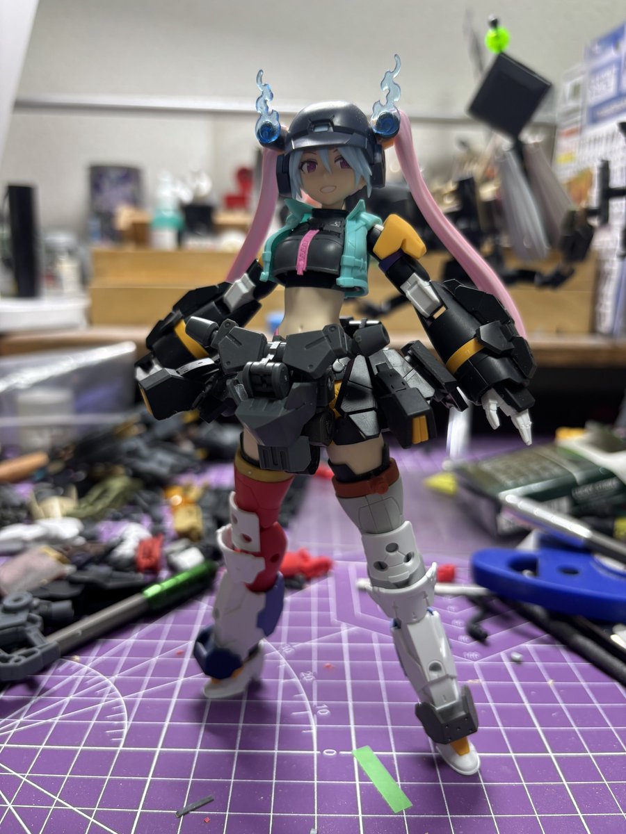 meizinka2's tweet photo. シルエット2を使用して作っていたんですがシャルロナのシルエット1系に帳尻を合わせながら変更（まだ片足
ヘッドギアの炎はソウレイのものに変更してよりキャラクターチックに
次のコンテストレギュレーションに合わせてMFの部品を除去しました
#30MLで遊ぼう https://t.co/ellPKieD09