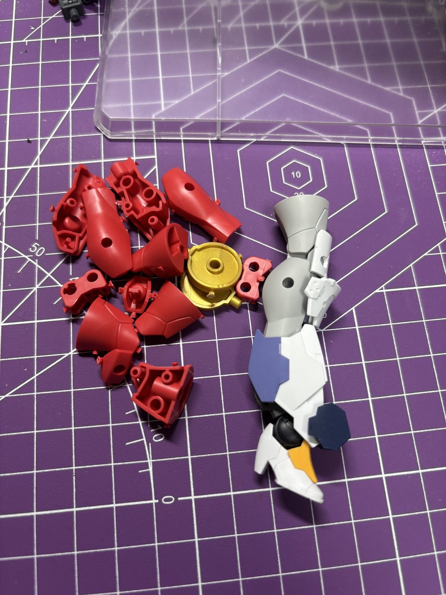 meizinka2's tweet photo. シルエット2を使用して作っていたんですがシャルロナのシルエット1系に帳尻を合わせながら変更（まだ片足
ヘッドギアの炎はソウレイのものに変更してよりキャラクターチックに
次のコンテストレギュレーションに合わせてMFの部品を除去しました
#30MLで遊ぼう https://t.co/ellPKieD09